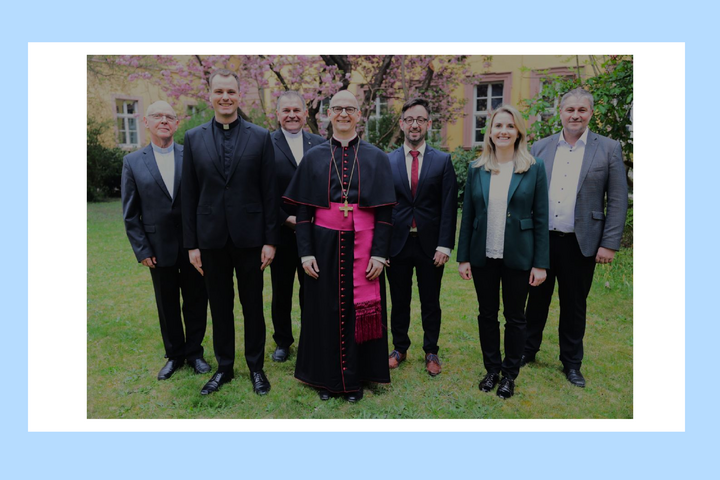 © Markus Hauck (POW) | Benedict Dürrlauf (2. von links), Tobias Henrich (5. von links) und Markus Schlereth (rechts) werden am Samstag, 27. September, im Kiliansdom zu Diakonen geweiht. Mit auf dem Foto (von links) Subregens Domvikar Paul Weismantel, Regens Domvikar Peter Göttke, Bischof Dr. Franz Jung und Pastoralreferentin Monika Urbasik, Ausbildungsleiterin für den Ständigen Diakonat.